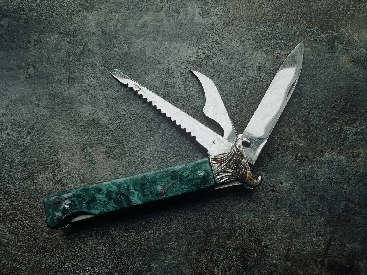 Close-up of a dull mat splitter blade failing to cut through thick fur.